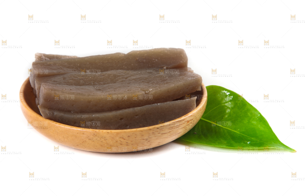 白底上放着一盘魔芋豆腐