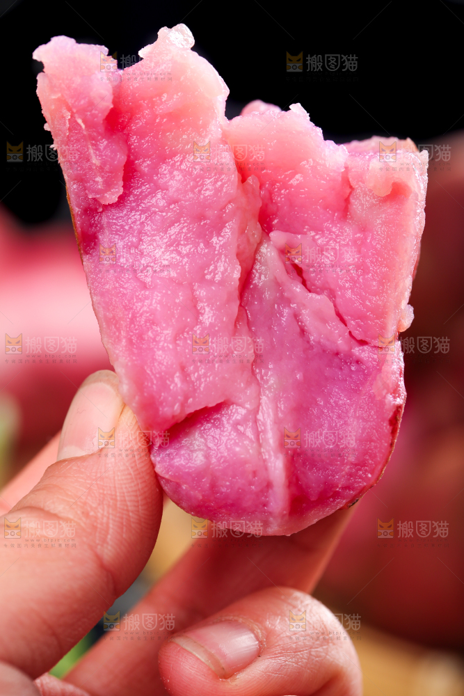 手里拿着云南红土豆