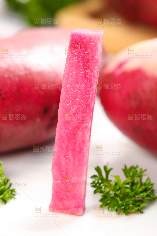 浅底上的红色土豆果肉
