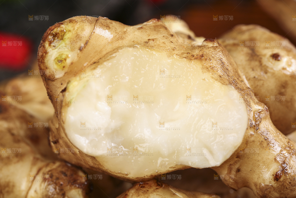 木板上摆放着陕北高原洋姜