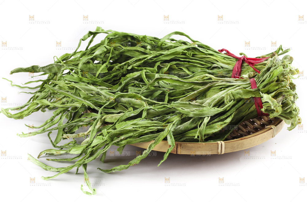盘子里放着无叶贡菜