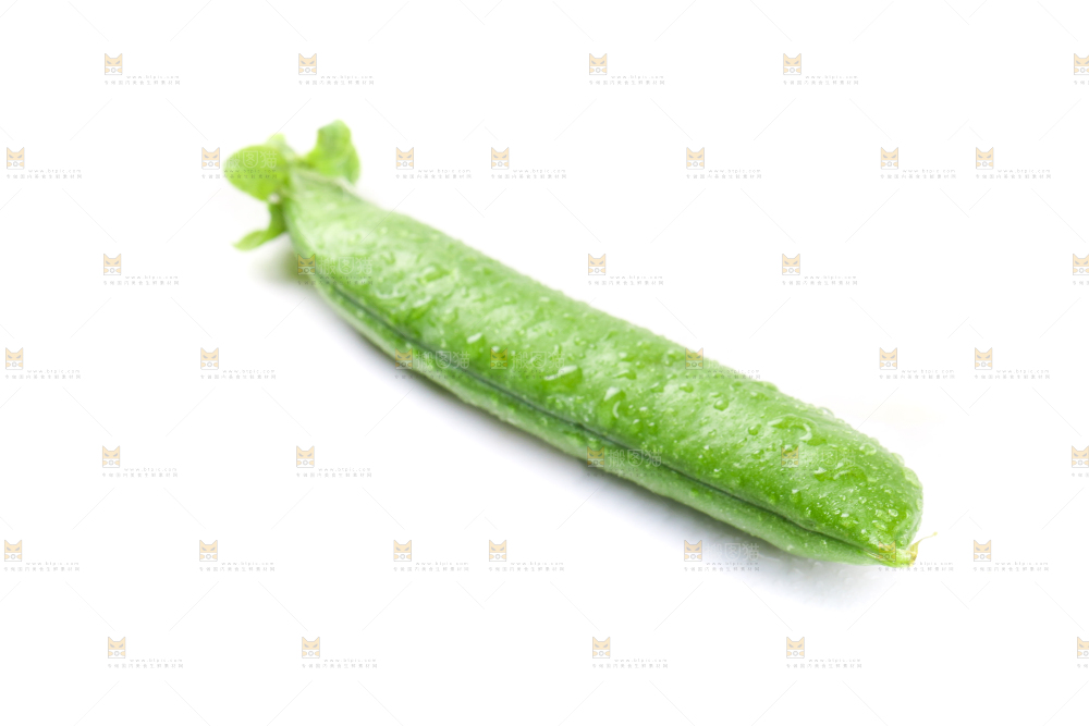 白底上的新鲜豌豆
