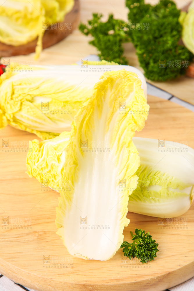 木板上放着高山娃娃菜