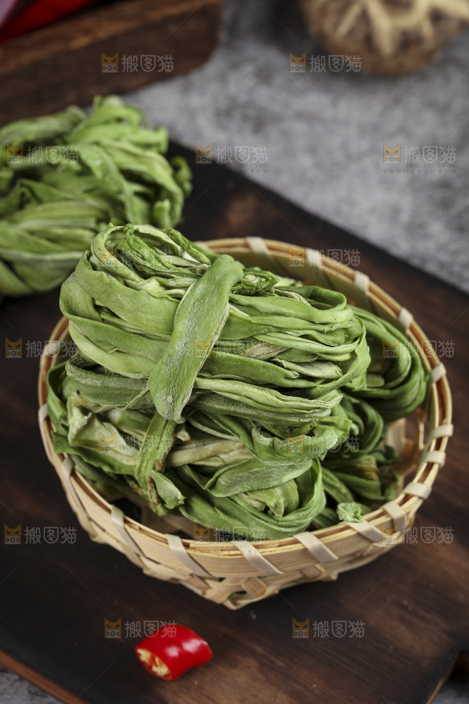篮子里的干苔菜