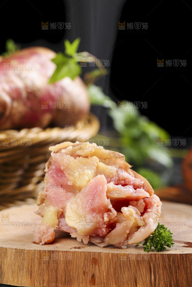 木板上放着云南红心土豆