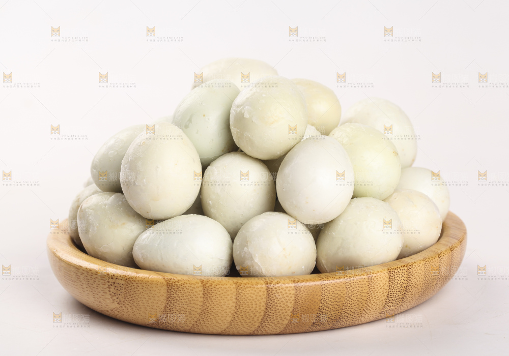 盘子里装着溏心珍珠小皮蛋