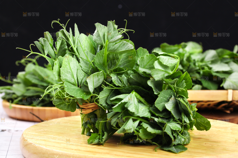 木板上放着农家豌豆尖