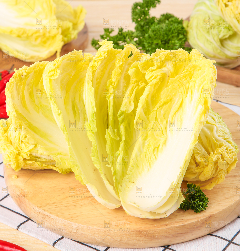 木板上放着高山娃娃菜