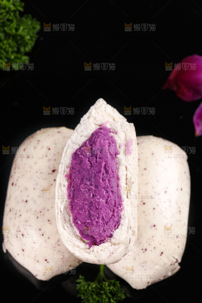 石板上摆放着紫薯馅包子