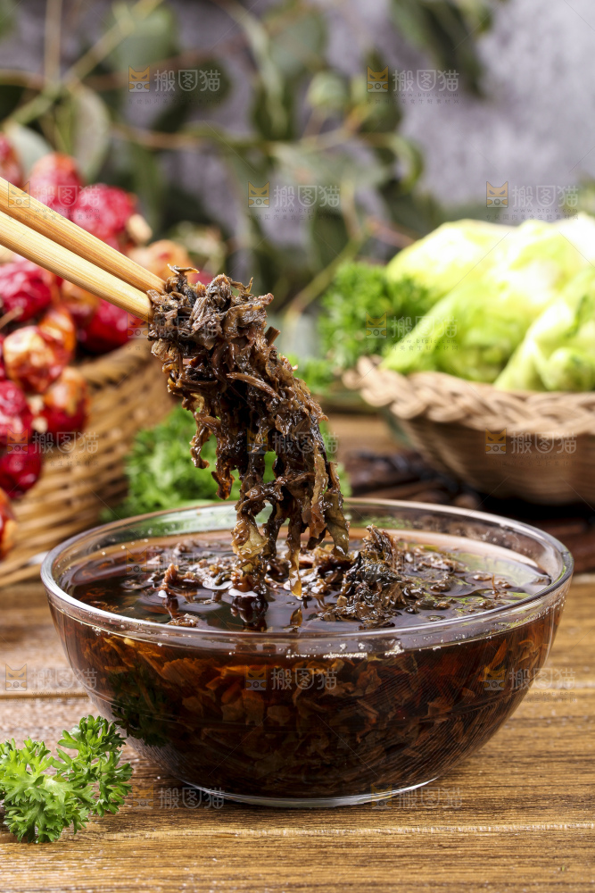筷子上夹着梅干菜