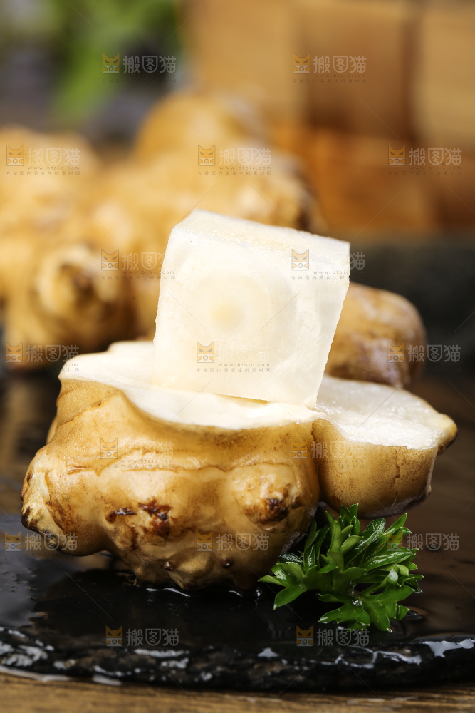 石板上摆放着农家洋姜