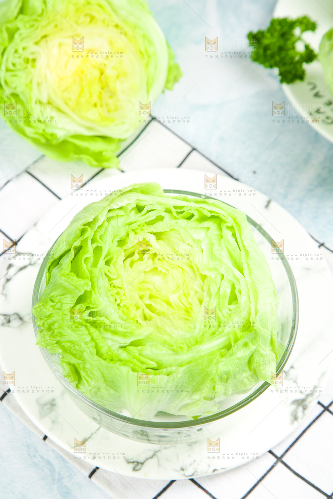 盘子里装着球生菜