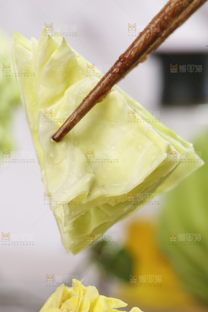 手里拿着洋白菜