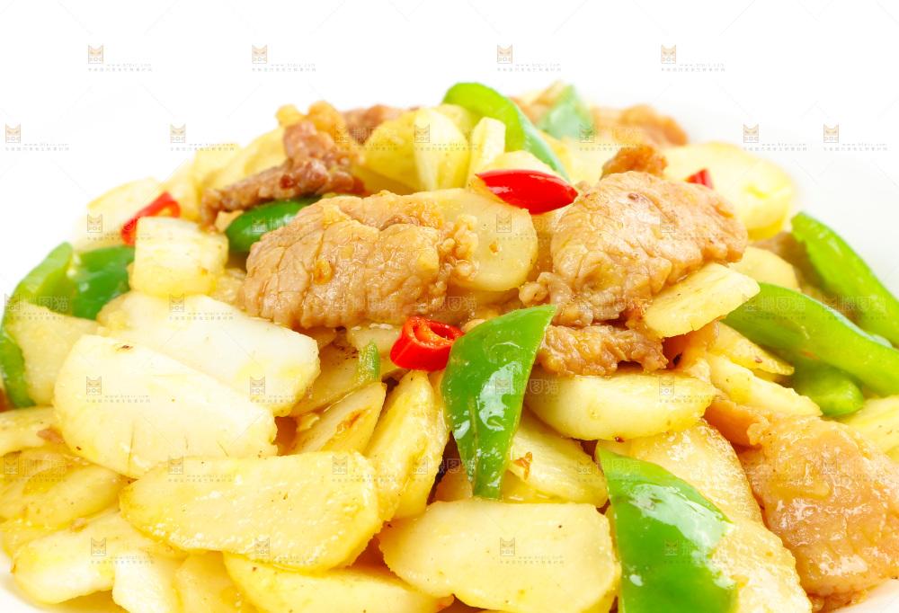 白底上放着一盘马蹄炒肉