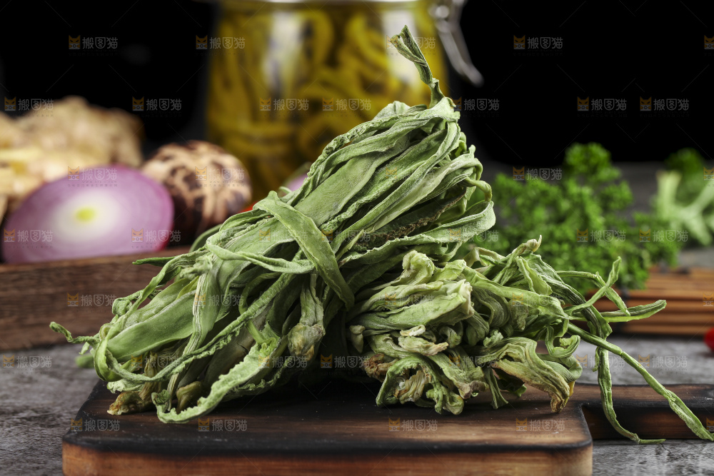 深底上放着干苔菜