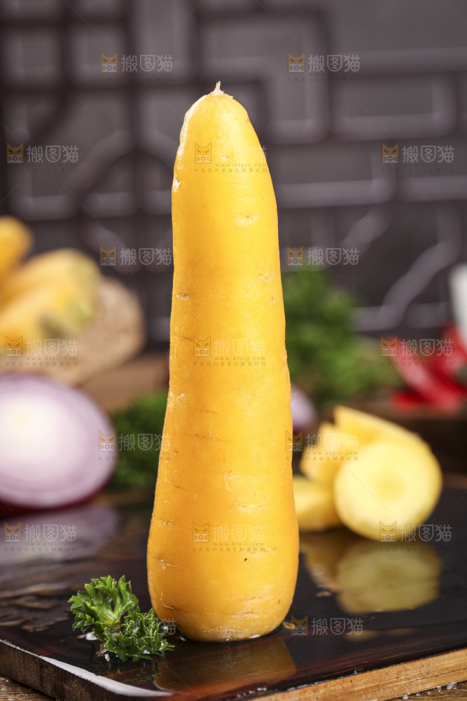 木板上的沙地胡萝卜