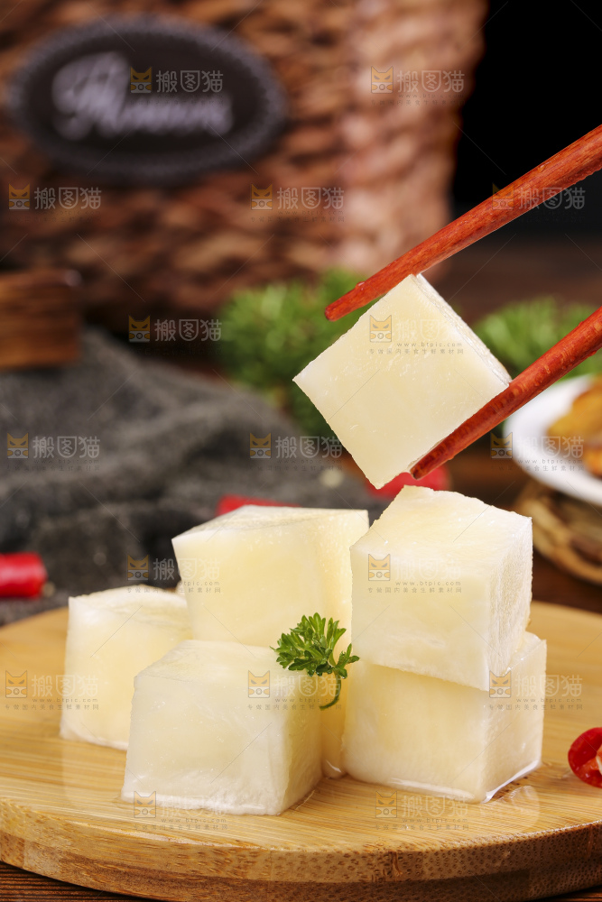 筷子上夹着洋姜块