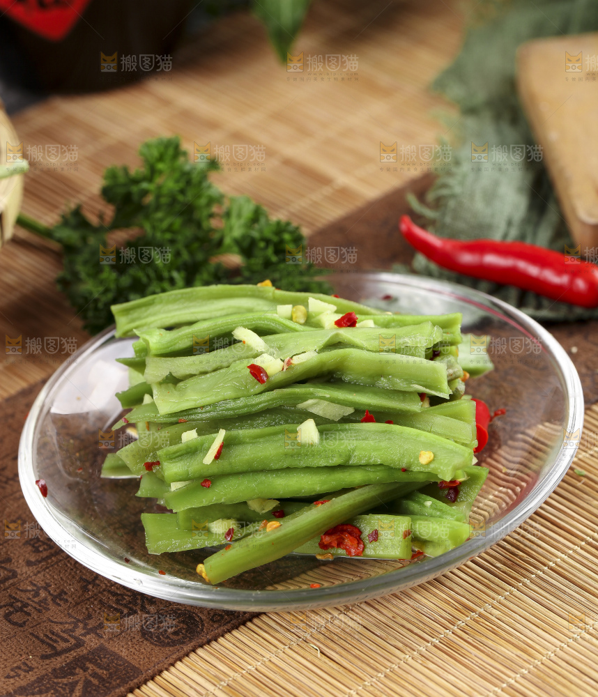 盘子里放着无叶贡菜