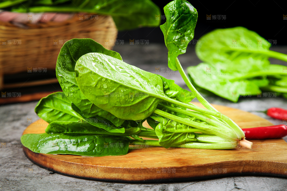 木板上放着绿色菠菜