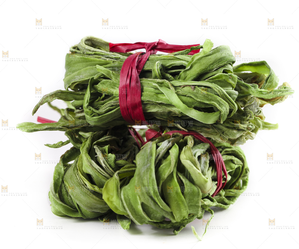 白底上放着干苔菜