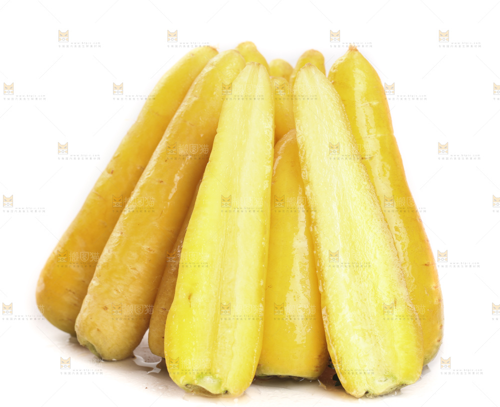白底上放着黄皮胡萝卜