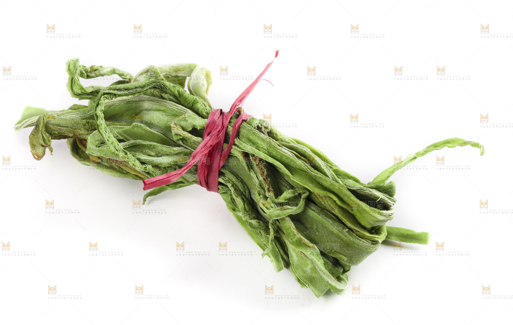 白底上放着干苔菜