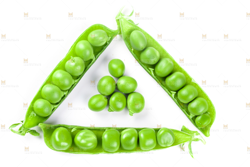 白底上放着新鲜豌豆粒