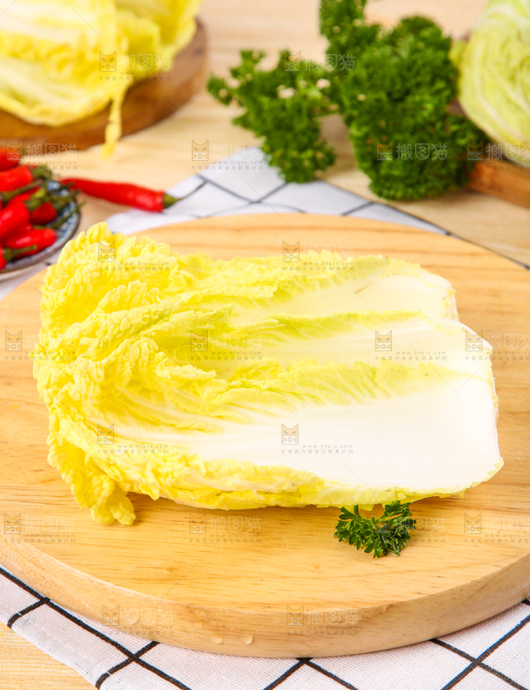 木板上放着高山娃娃菜