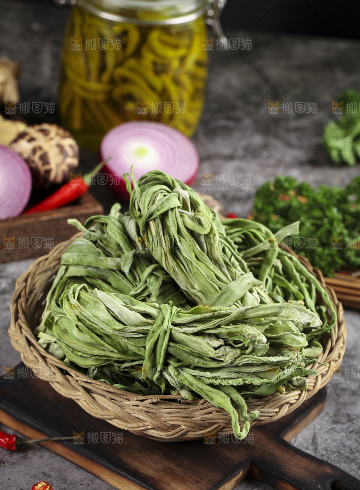 篮子里的干苔菜