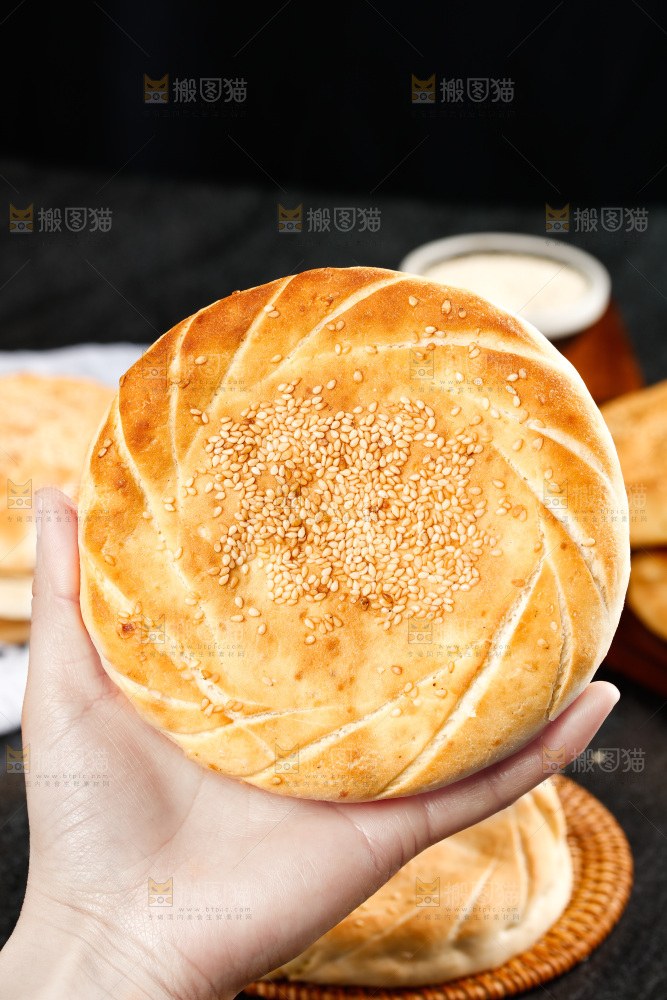 手里拿着吊炉烧饼