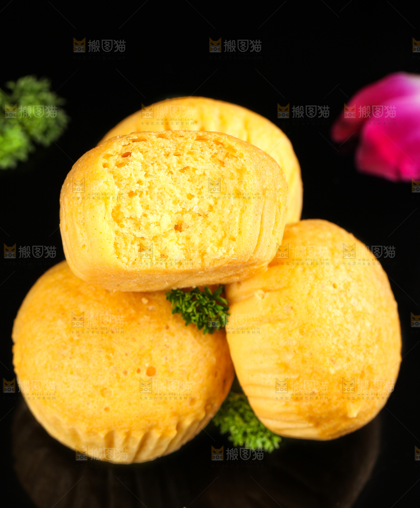黑石板上放着广式马拉糕