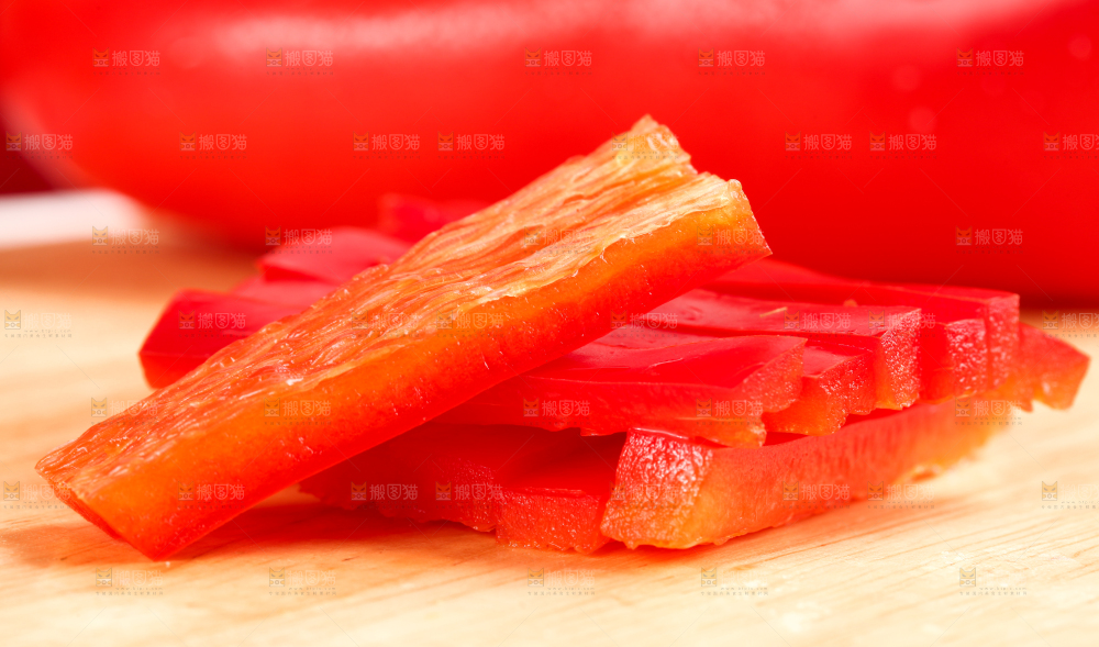 木板上摆放着新鲜红辣椒