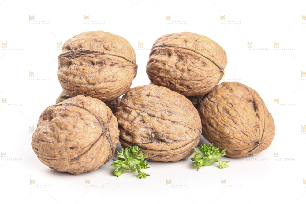 白底上的红仁核桃