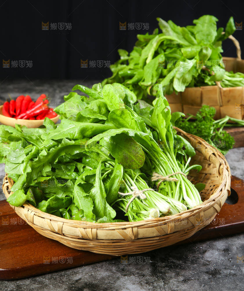 篮子里装着芥菜
