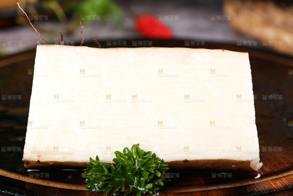 石板上摆放着白玉山药