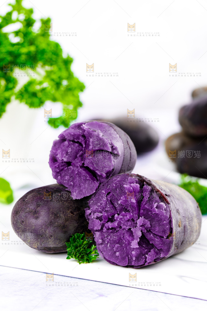石板上的花青素紫土豆