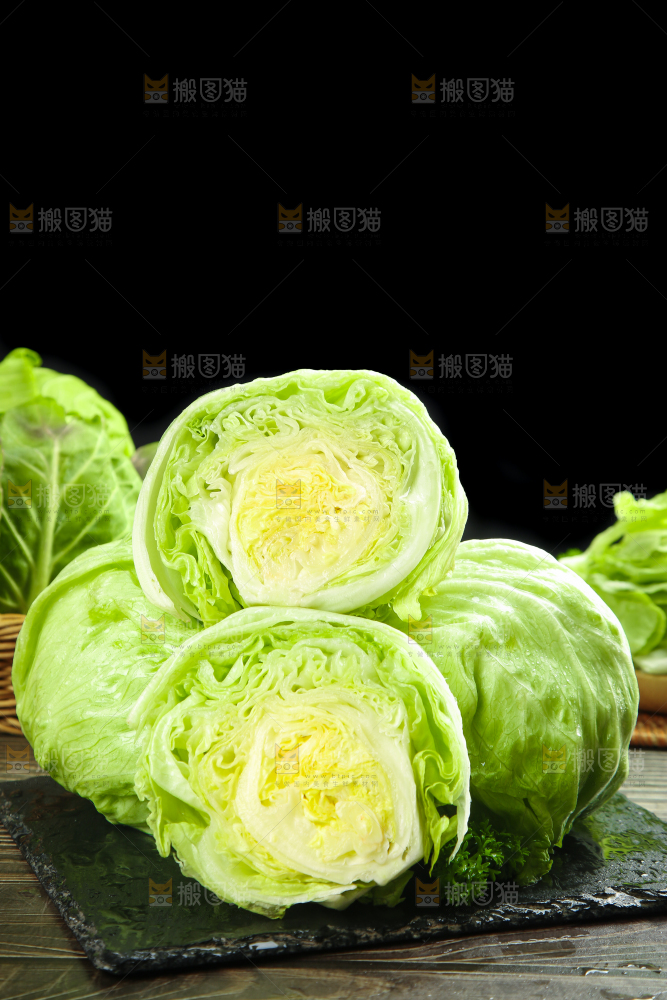 黑石板上放着圆生菜