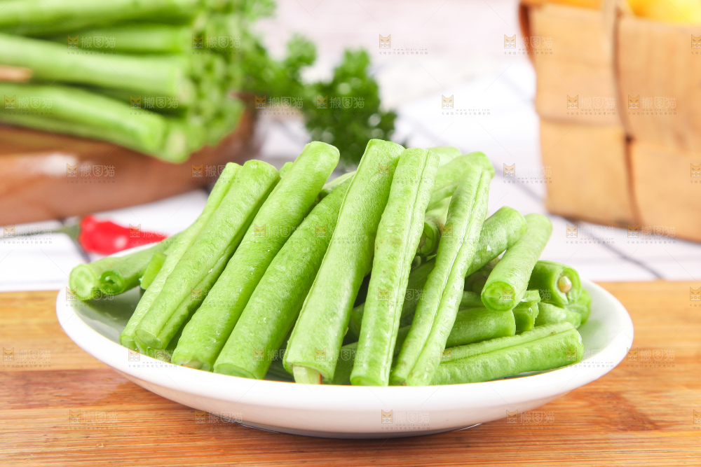 盘子里装着豇豆角