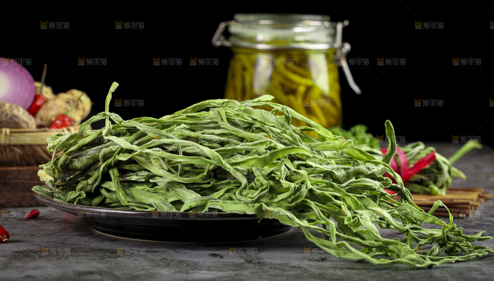 深底上放着干苔菜