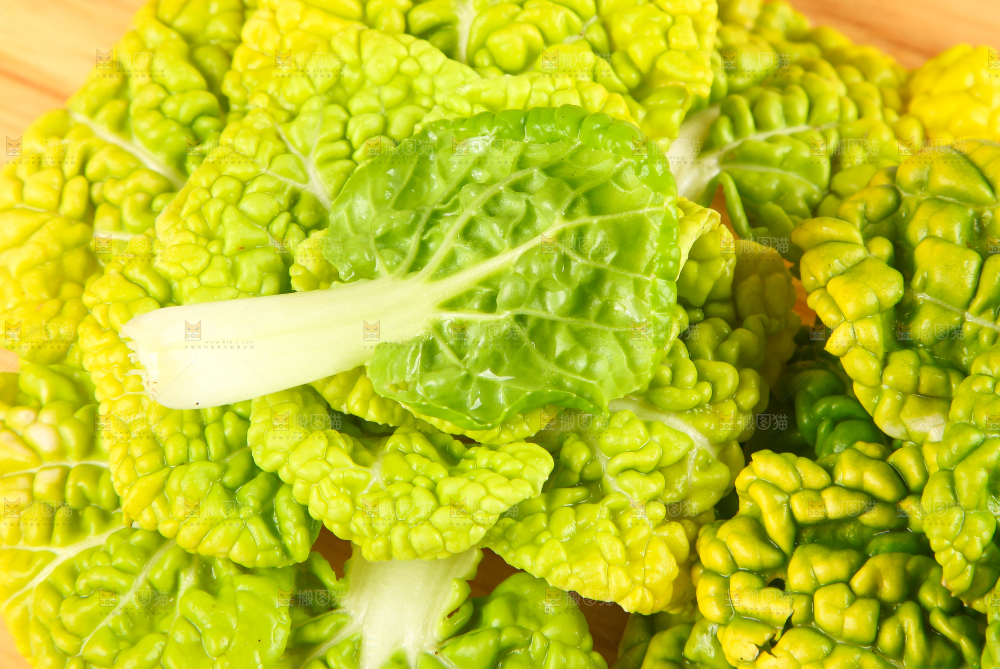 木板上放着新鲜乌塌菜