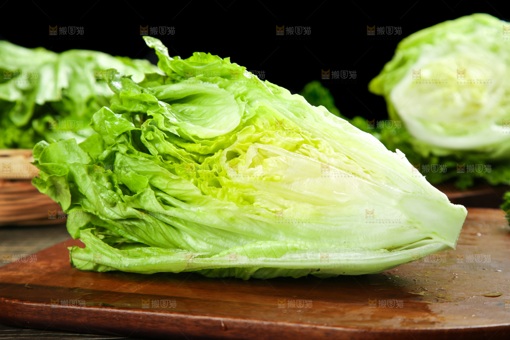 木板上放着新鲜生菜