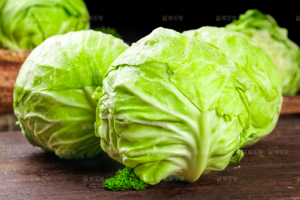 黑底上放着绿甘蓝