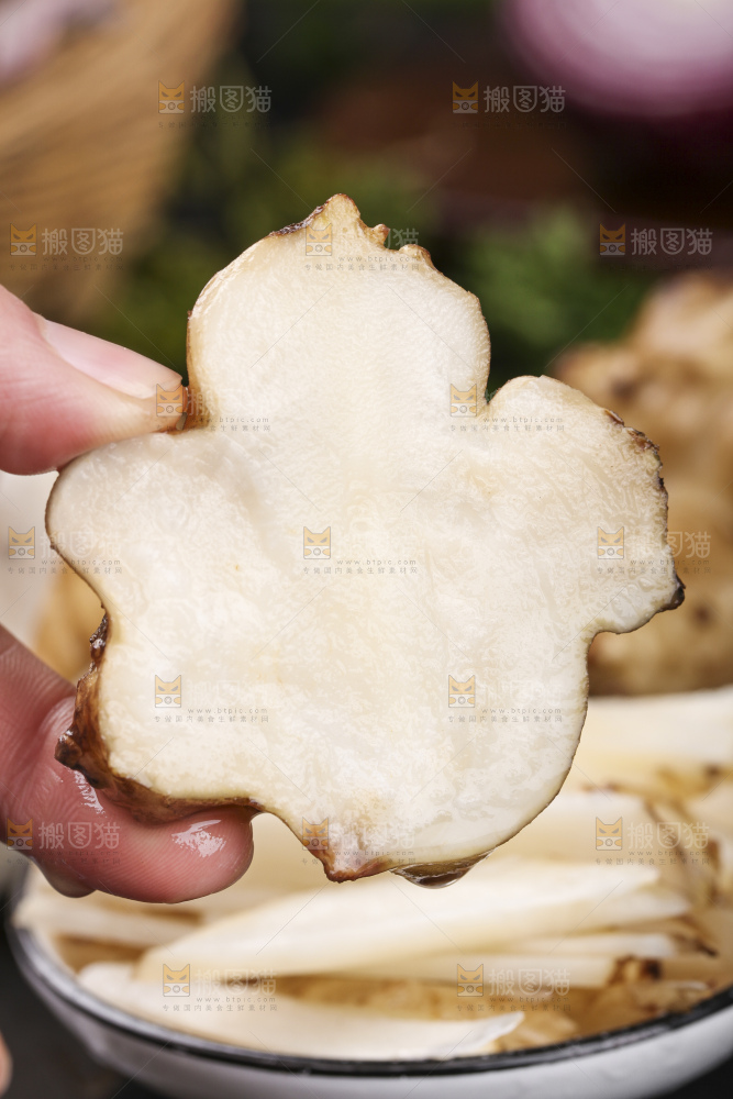 深底上的地姜片