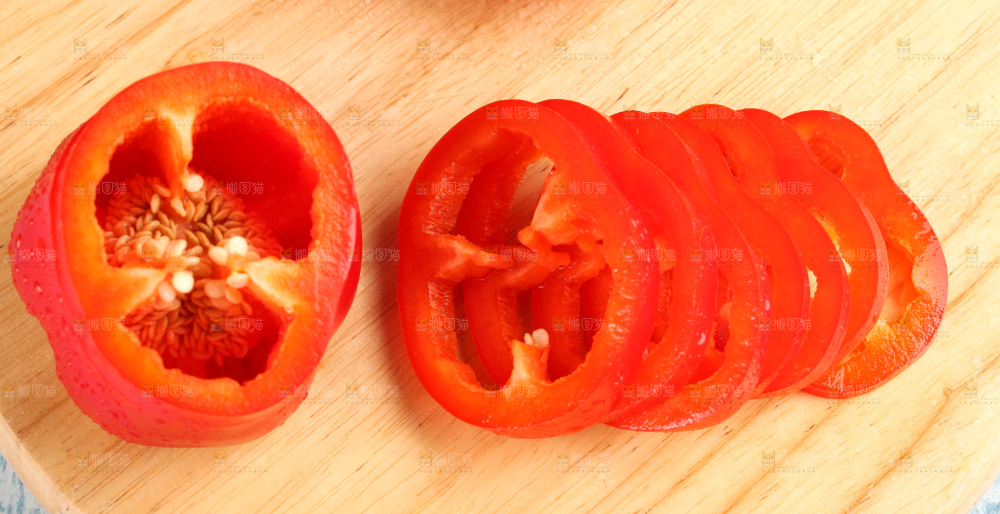 木板上摆放着新鲜红辣椒