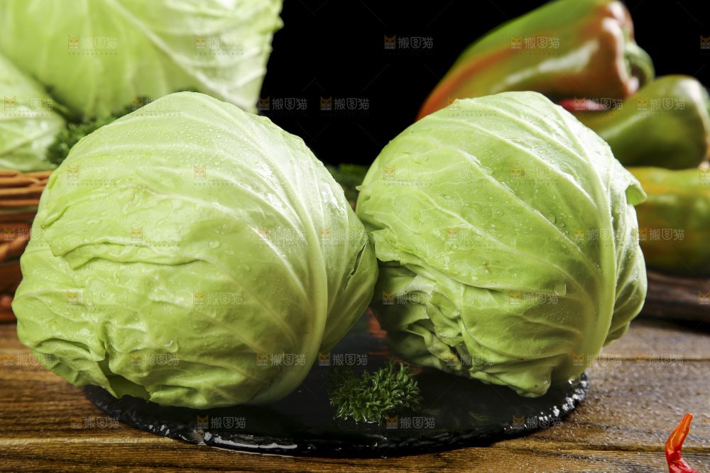黑石板上的卷心菜