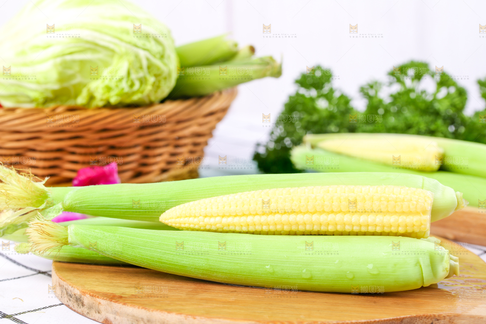 木板上放着水果玉米笋