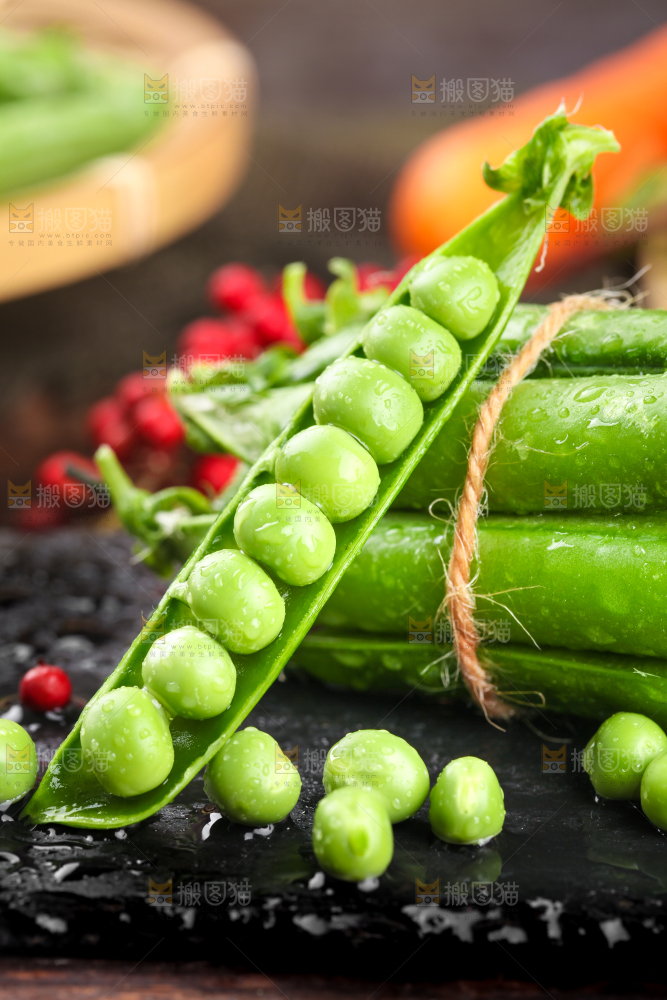 黑底上的新鲜豌豆粒