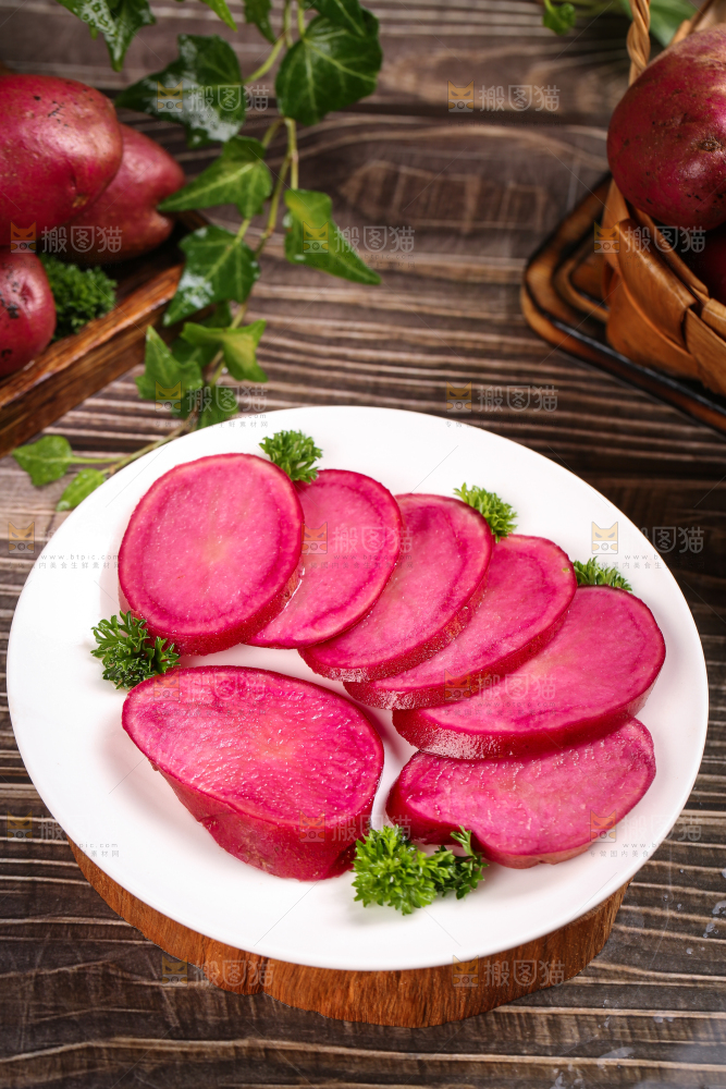 盘子里装着新鲜红土豆