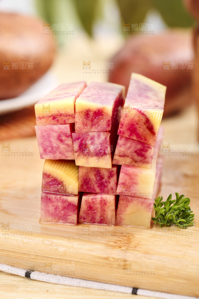 木板上的彩色土豆条