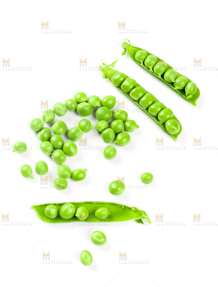 剥开的新鲜豌豆放在白底上